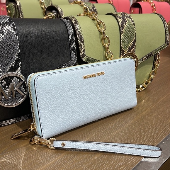 MICHAEL KORS LARGE TRAVEL CONTINENTAL WRISTLET WALLET PHONEHOLDER 
Vista Blue - Picture 2 of 16